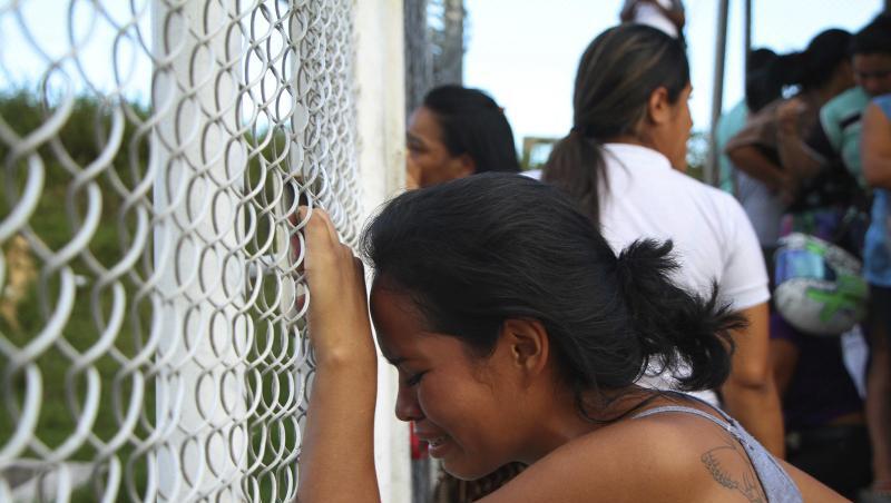 Die Angehörige eines Gefängnisinsassen vor einer Haftanstalt im nordbrasilianischen Manaus. Die Angehörige eines Gefängnisinsassen vor einer Haftanstalt im nordbrasilianischen Manaus.