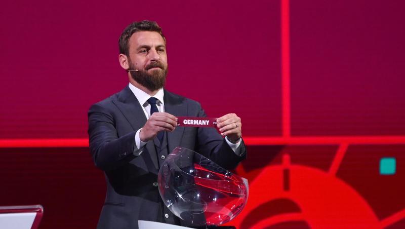 Der ehemalige Fußballspieler Daniele De Rossi zeigt das Los mit der Aufschrift "Germany".