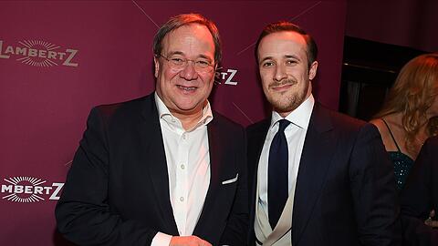 Nein, Armin Laschet (li.) besuchte nicht mit Ryan Gosling die Lambertz-Party. Sohn Johannes (re.) sieht dem Hollywood-Star aber ziemlich ähnlich.