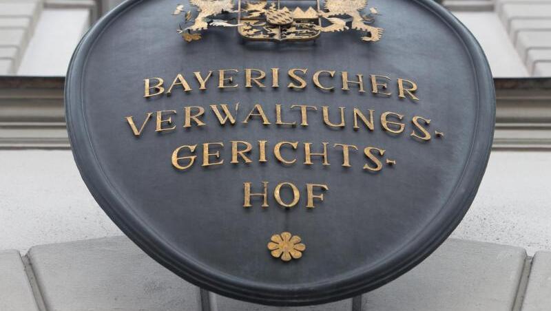 Ein Schild mit der Aufschrift "Bayerischer Verwaltungsgerichtshof" hängt an der Fassade des Gerichtshofes.