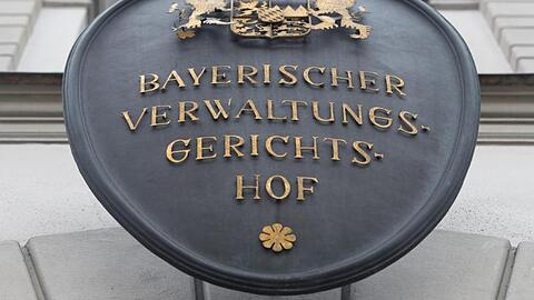 Ein Schild mit der Aufschrift "Bayerischer Verwaltungsgerichtshof" hängt an der Fassade des Gerichtshofes.