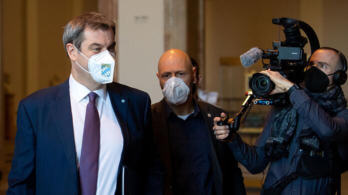 Markus Söder (l, CSU), Ministerpräsident von Bayern, kommt im bayerischen Landtag zu einer Sitzung der CSU-Landtagsfraktion.