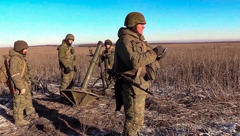 Russische Soldaten in der Ukraine bereiten einen Mörser vom Typ Sani für den Abschuss vor.