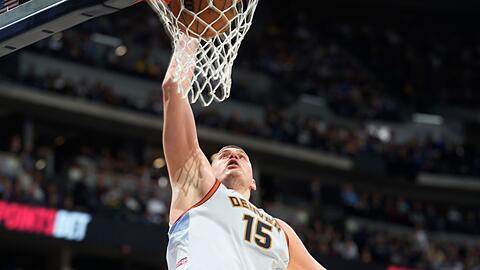 Nikola Jokic beim Dunking.