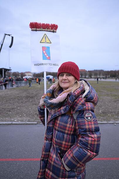 Sabine Kirstein (59) sorgt sich, dass es im Kampf gegen Hass und Hetze bereits "zu spät" sein könnte. Sabine Kirstein (59) sorgt sich, dass es im Kampf gegen Hass und Hetze bereits "zu spät" sein könnte.