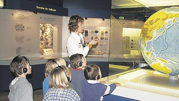 Eine Museumspädagogin erklärt die Welt: Über Kopfhörer erfahren die Kinder in einer Führung alles über den „Unruhigen Planet Erde“. Eine Museumspädagogin erklärt die Welt: Über Kopfhörer erfahren die Kinder in einer Führung alles über den „Unruhigen Planet Erde“.