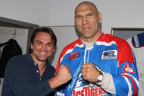 Da spannt sogar das Tiger-Trikot: Der russische 2,13-Meter-Riese Nikolai Valuev mit Nürnbergs Eishockey-Manager Lorenz Funk.