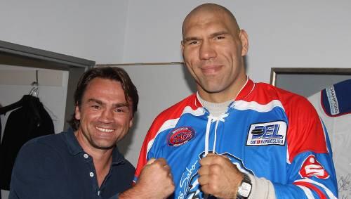 Da spannt sogar das Tiger-Trikot: Der russische 2,13-Meter-Riese Nikolai Valuev mit Nürnbergs Eishockey-Manager Lorenz Funk. Da spannt sogar das Tiger-Trikot: Der russische 2,13-Meter-Riese Nikolai Valuev mit Nürnbergs Eishockey-Manager Lorenz Funk.