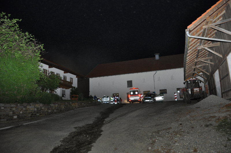 Eine Maschinenhalle im oberbayerischen Schwindegg brennt vollständig ab.