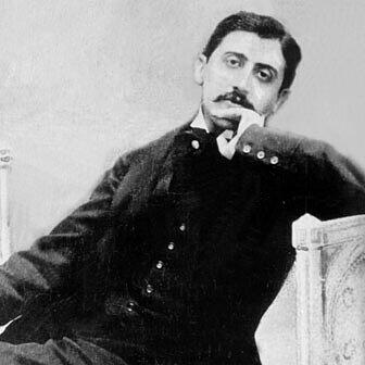 Marcel Proust (1871-1922). Ebenfalls ein französischer Weltliterat. In insgesamt sieben Bänden macht er sich in seinem Hauptwerk auf die "Suche nach der verlorenen Zeit". In einer fiktiven Autobiografie versucht ein anonymer Ich-Erzähler sich an seine Kindheit und Jugend zu erinnern, zeichnet aber dabei in erster Linie ein ironisches Bild der dekadenten französischen Gesellschaft zur Jahrhundertwende.