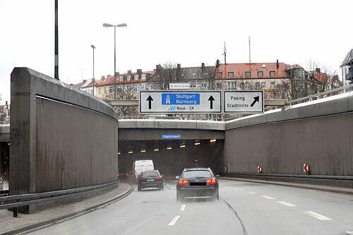 Wegen zweier Auffahrunfälle war der Trappentreutunnel am Dienstagmorgen teils gesperrt.