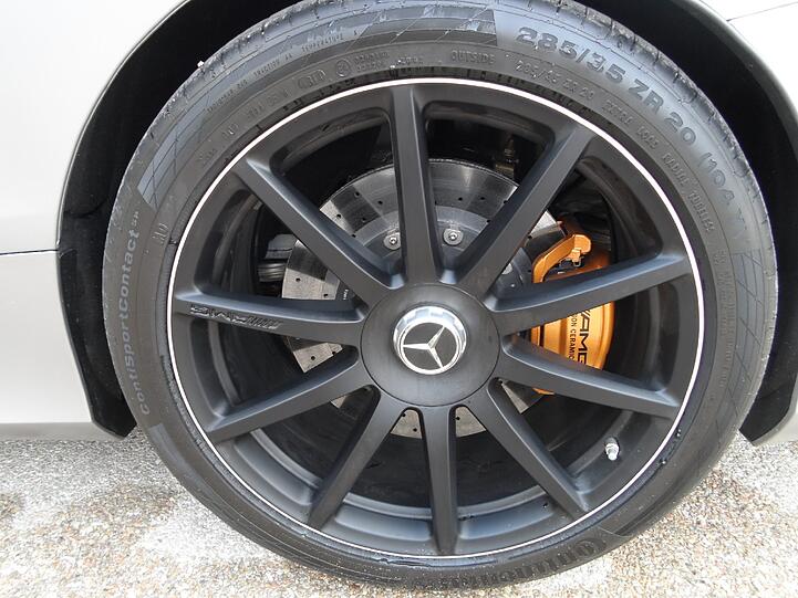 Dezent-aggressive Nase: Das neue S-Klasse Coupé schaut schon im Stand ziemlich dynamisch aus. Und es lockt mit Neigetechnik, einem superschicken Interieur, Swarowski-Kristallen im Scheinwerfer und reichlich Power.