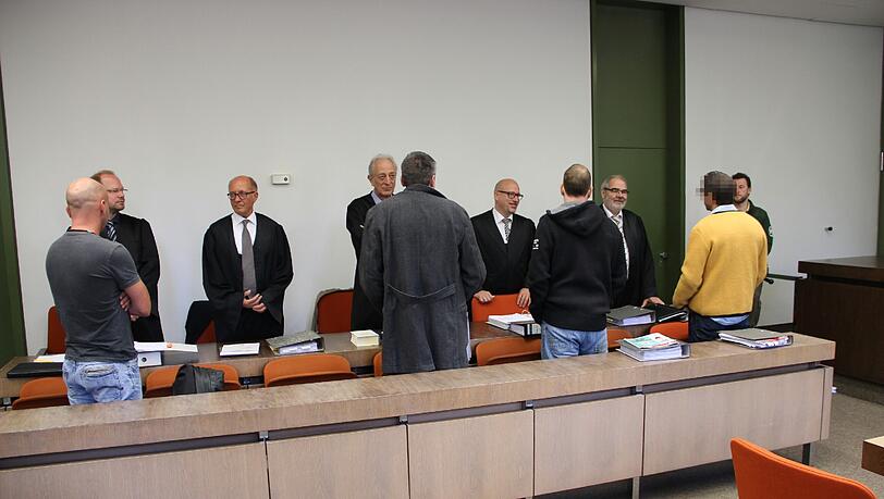 Von Angesicht zu Angesicht im Drogenprozess: Die vier Angeklagten und ihre Anwälte. Von Angesicht zu Angesicht im Drogenprozess: Die vier Angeklagten und ihre Anwälte.