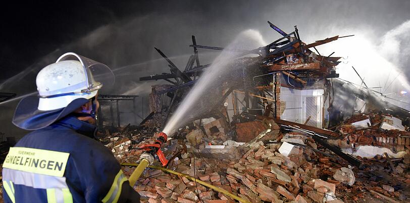 Die Feuerwehr löscht  in Gundelfingen  die Trümmern eines zerstörten Hauses. Aus unbekannter Ursache kam es in dem Haus zu einer Explosion, bei der ein Mensch schwer verletzt wurde. Ob sich in den Trümmern weitere Bewohner befinden, ist bisher unklar.