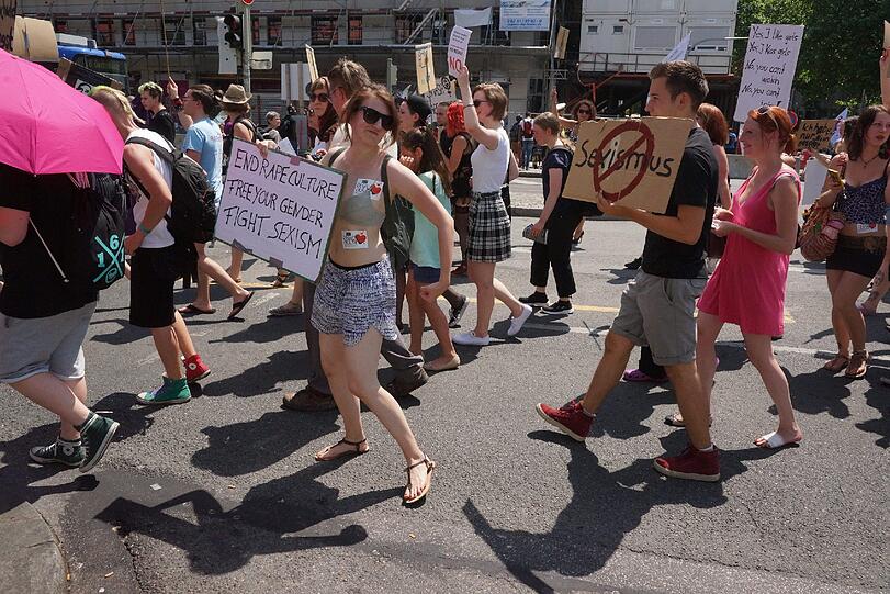 Am Samstag gingen beim "Slutwalk" hunderte Menschen auf die Straße. Er richtet sich gegen sexuelle Gewalt. Die Bilder!