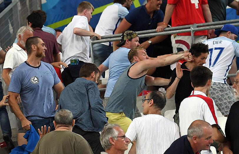 Nach dem EM-Spiel der Russen gegen England kommt es zu heftigen Ausschreitungen. Die schockierenden Bilder aus Marseille.