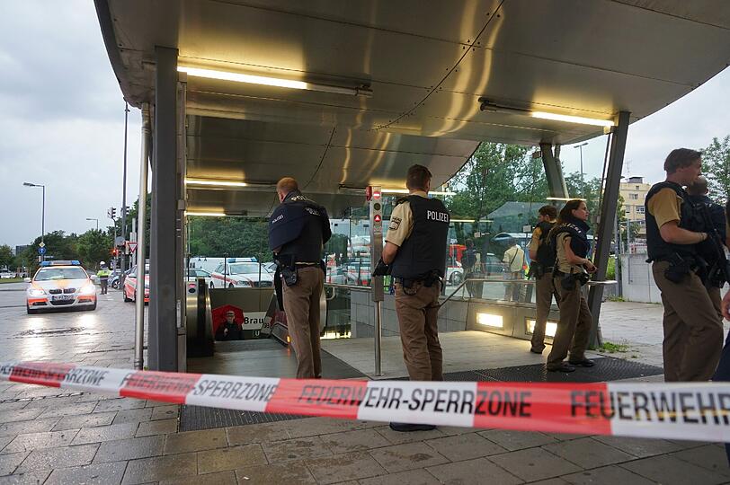 Tödliche Schüsse im Bereich des Olympia Einkaufszentrum in München. Die Polizei ist mit einem Großaufgebot in der gesamten Stadt im Einsatz. Menschen bringen sich in Sicherheit. Die Bilder.