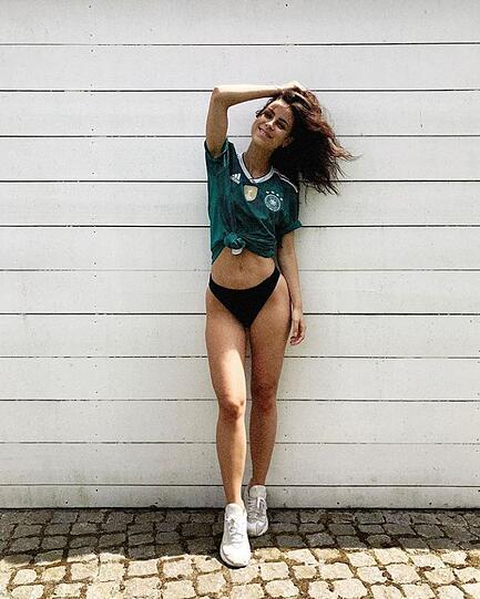 Lena Meyer-Landrut feuerte besonders sexy die DFB-Elf an.