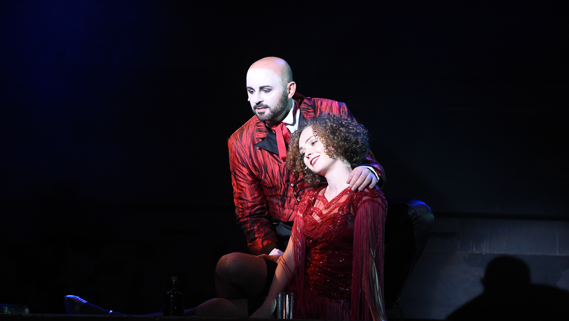 Im berühmt-berüchtigten Kit Kat Klub: Helen Reuben als Show-Girl Sally Bowles mit dem zwielichtigen Conférencier (Greg Castiglioni). Im berühmt-berüchtigten Kit Kat Klub: Helen Reuben als Show-Girl Sally Bowles mit dem zwielichtigen Conférencier (Greg Castiglioni).