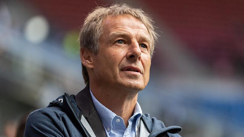 Jürgen Klinsmann steht im Stadion.