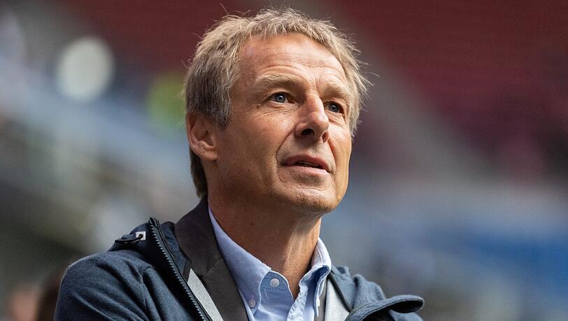 Jürgen Klinsmann steht im Stadion. Jürgen Klinsmann steht im Stadion.