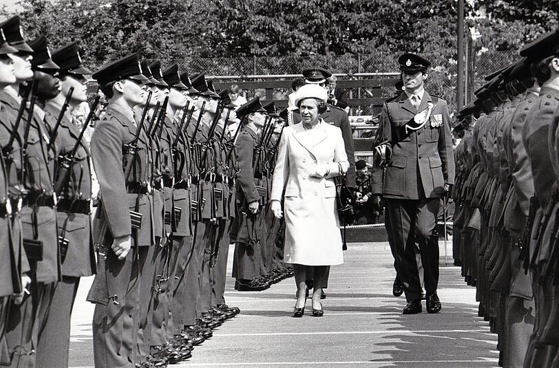 Mai 1984: Königin Elizabeth II. besucht britische Truppen in der Heide.