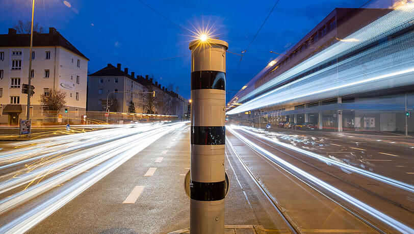 Wenn es blitzt, dann richtig. Einige Autofahrer verstehen die leeren Straßen aktuell als Freifahrtsschein zum Rasen. (Symbolbild) Wenn es blitzt, dann richtig. Einige Autofahrer verstehen die leeren Straßen aktuell als Freifahrtsschein zum Rasen. (Symbolbild)