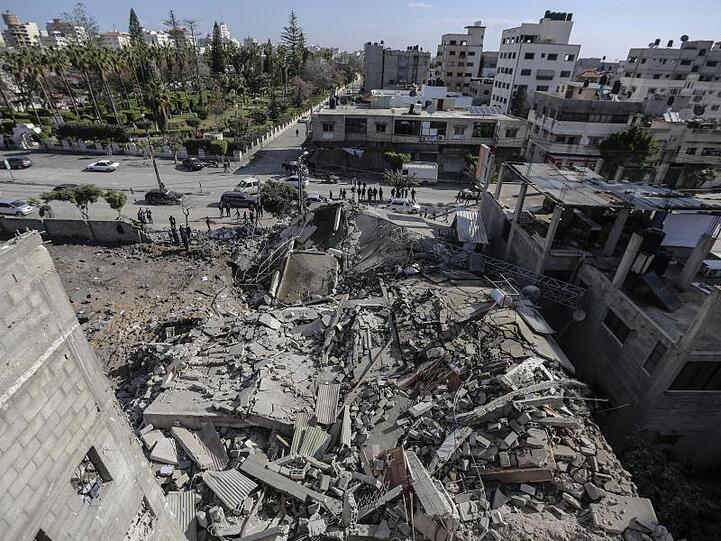 Durch einen israelischen Luftangriff zerstörtes Gebäude in Gaza.