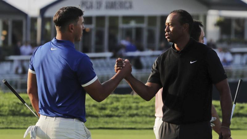Tiger Woods (r) gratuliert Brooks Koepka nach der zweiten Runde bei der PGA Championship. Tiger Woods (r) gratuliert Brooks Koepka nach der zweiten Runde bei der PGA Championship.