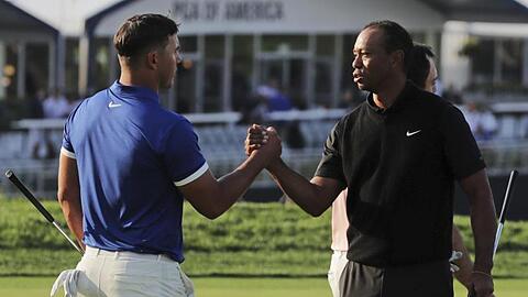 Tiger Woods (r) gratuliert Brooks Koepka nach der zweiten Runde bei der PGA Championship.