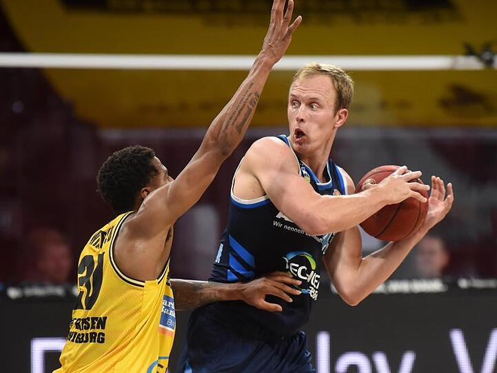 Ludwigsburgs Thomas Wimbush verteidigt gegen Berlins Luke Sikma (l-r). Foto: Christof Stache/AFP-Pool/dpa