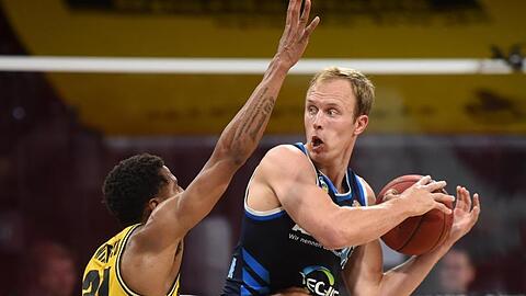 Ludwigsburgs Thomas Wimbush verteidigt gegen Berlins Luke Sikma (l-r). Foto: Christof Stache/AFP-Pool/dpa