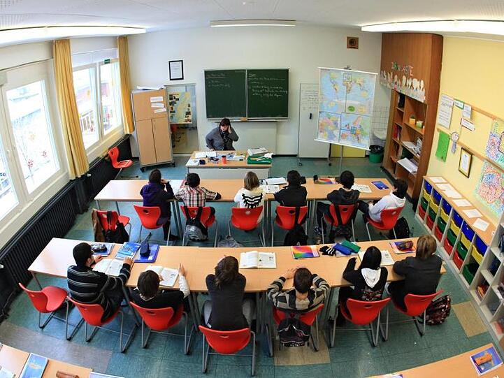 55 Prozent der über 1.200 befragten Schulleiter nennen Lehrermangel als größtes Problem. An ihren Schulen ist demnach im Schnitt jede neunte Lehrerstelle nicht besetzt.