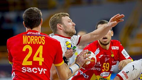 Philipp Weber (M) wird vom Spanier Viran Morros (l) bedrängt.