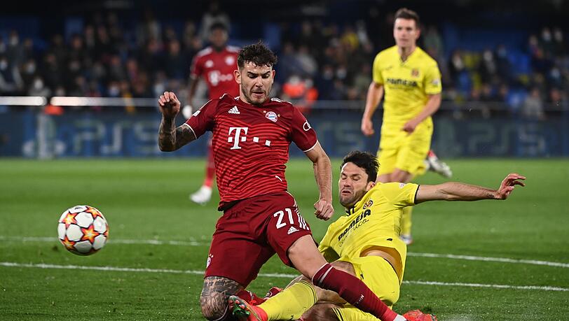 Münchens Lucas Hernandez (l) und Villarreals Alfonso Pedraza kämpfen um den Ball.