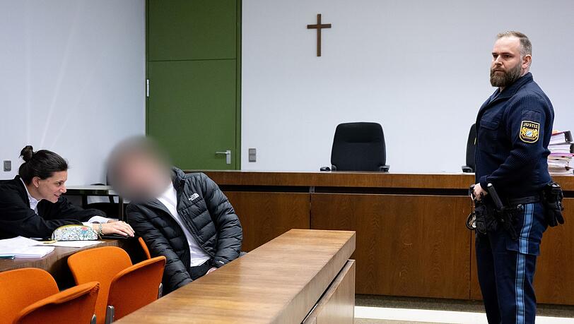 Der wegen Diebstahls angeklagte Mann (M) sitzt vor Prozessbeginn mit seiner Anwältin Daniela Gabler am Landgericht im Gerichtssaal.
