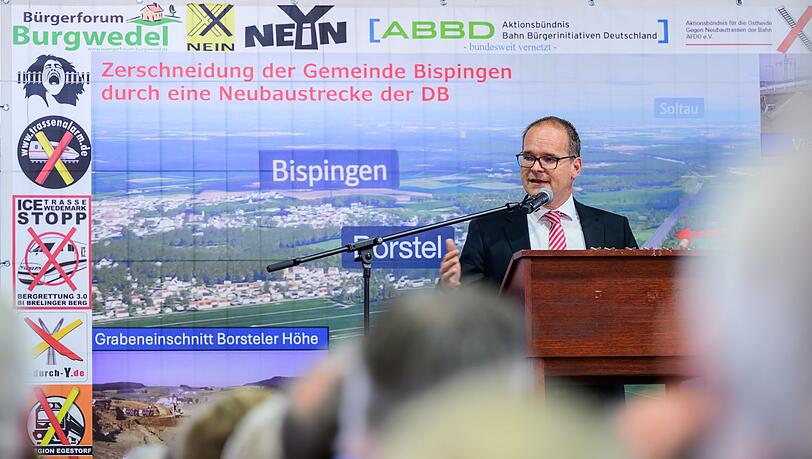 Grant Hendrik Tonne (SPD), Minister für Wirtschaft, Verkehr und Bauen von Niedersachsen, spricht beim "Heidegipfel" zu dem die Bürgerinitiativen Pro-Alpha-E und der Projektbeirat Alpha-E eingeladen haben.