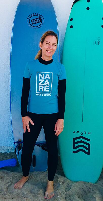 Anwältin Astrid Spagl hat das Surfen in Portugal gelernt.