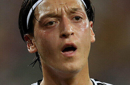 Parallel zum Spiel Deutschland &ndash; Dänemark haben
ausländerfeindliche Parolen gegen Nationalspieler Mesut Özil, die im
Internet unter dem Namen der Piratenpartei abgegeben wurden, für
Empörung gesorgt.