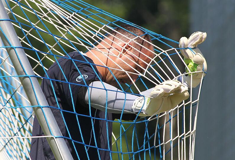 Was für eine Hitze! Die Temperaturen treiben die Löwen ins Wasser. Abkühlung gibt's beim Training mit einem Sprung in der Harlachinger Quellbach, einem Ausleger der Auer Mühlbachs. Die Sechzger beim Planschen!