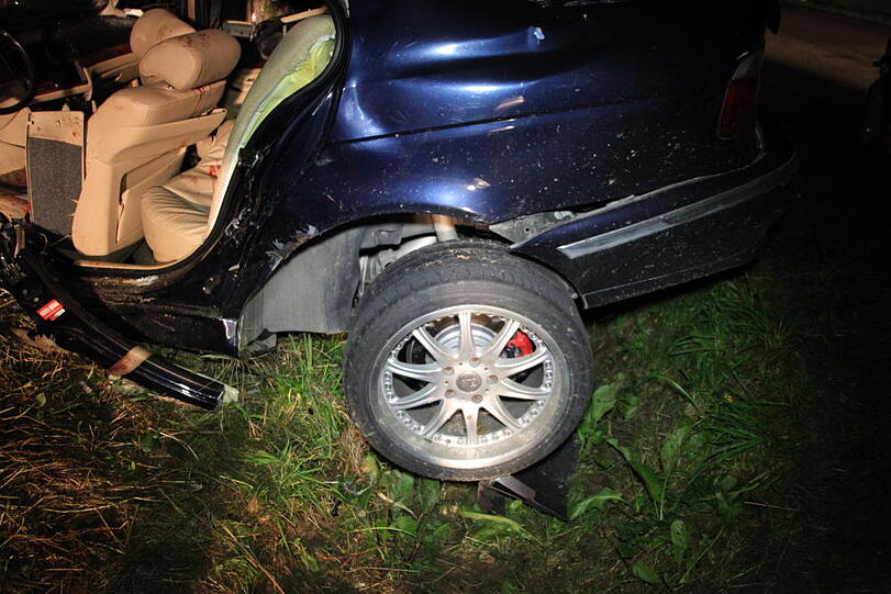 Zwei junge Männer (23 und 24 Jahre alt) rasen in Vilsbiburg in den Tod: Ihr Wagen war von der Straße abgekommen und dann gegen mehrere Bäume geprallt. Die Bilder vom Unfall.