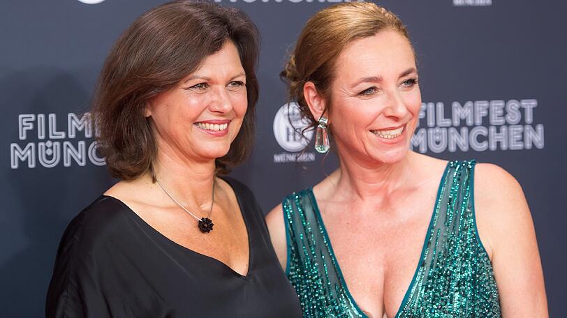 Die bayerische Medienministerin Ilse Aigner (CSU, l) und die Leiterin des Filmfests Diana Iljine