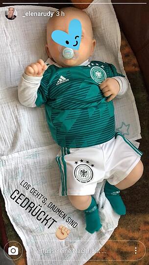 Elena Rudy, Ehefrau von Mittelfeldspieler Sebastian Rudy, veröffentliche ein zuckersüßes Foto von Sohn David (3 Monate) im Nationaltrikot.