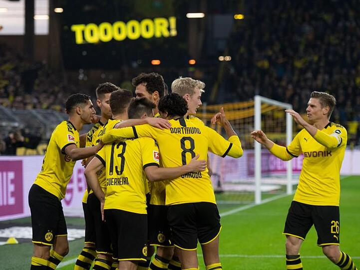 Dortmunds Spieler jubeln über das 1:0 durch Thorgan Hazard (verdeckt).