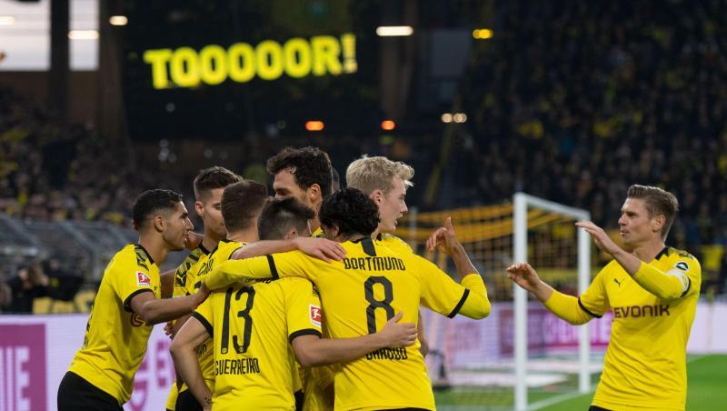 Dortmunds Spieler jubeln über das 1:0 durch Thorgan Hazard (verdeckt). Dortmunds Spieler jubeln über das 1:0 durch Thorgan Hazard (verdeckt).
