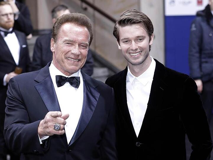 Arnold Schwarzenegger (l) und sein Sohn Patrick sind ganz eng.