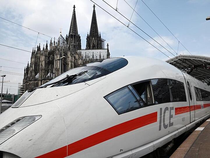 Es gibt viele Möglichkeiten zu verreisen. Zum Beispiel mit der Bahn: Ein ICE steht am Kölner Hauptbahnhof.