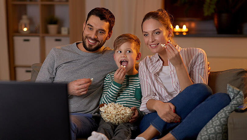 Eine junge Familie bei der abendlichen Unterhaltung vor dem TV Eine junge Familie bei der abendlichen Unterhaltung vor dem TV