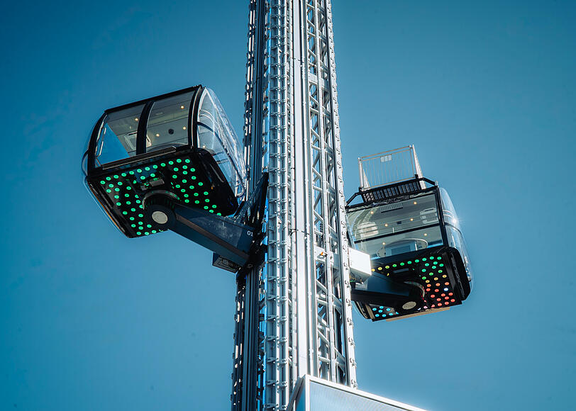 Die Gondeln des Skylift haben Bodenfenster und fahren 71 Meter in die Höhe.