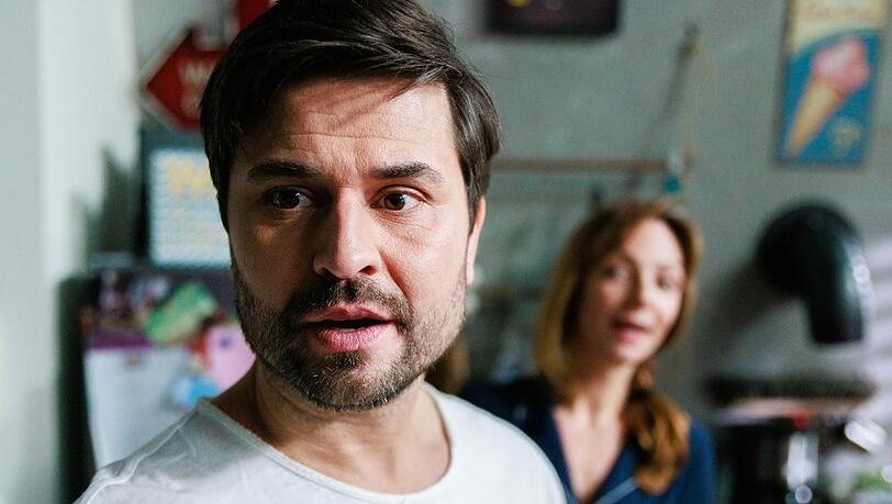 "Unter uns": Paco (l.) beschließt, Dana mittels eines kleinen Tricks zu helfen. "Unter uns": Paco (l.) beschließt, Dana mittels eines kleinen Tricks zu helfen.